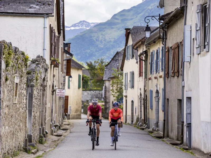 Cyclotouristes à Louvie-Juzon