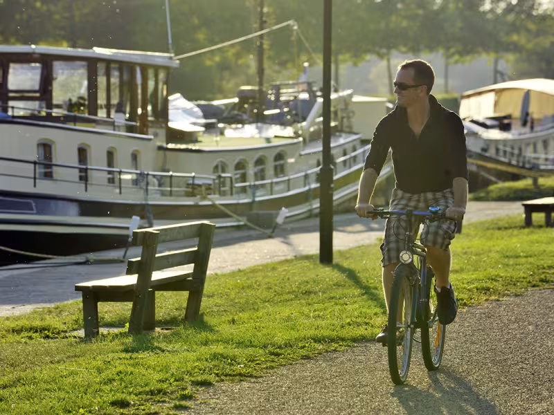 Sur le port de Decize à vélo