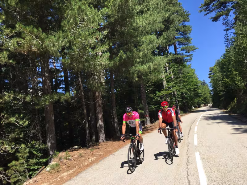 Cyclistes dans la descente du col de Verde