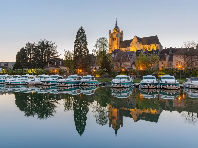 Collégiale à Dole au bord du canal du Rhône au Rhin