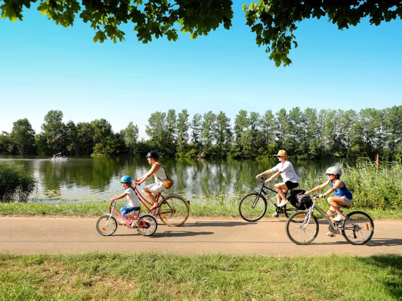 En famille à vélo sur le chemin de halage de la Saône