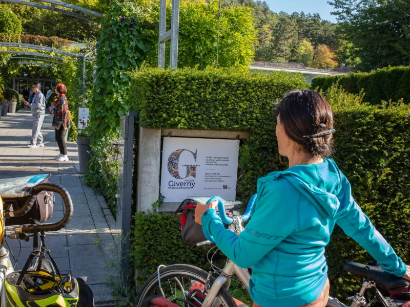 Cyclistes devant l'entrée du Musée des impressionnismes à Giverny