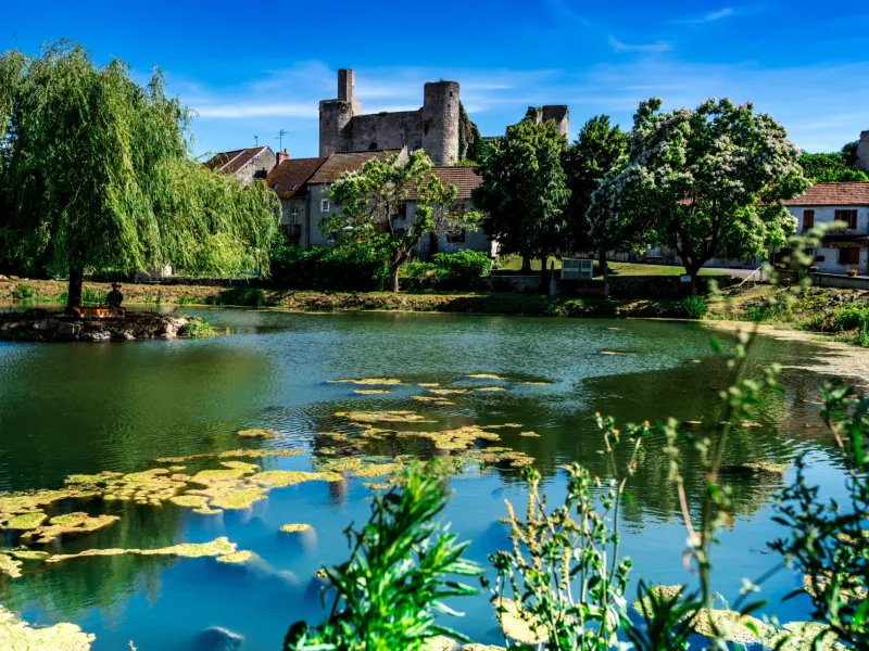 Billy et sa forteresse au-dessus de l'Allier