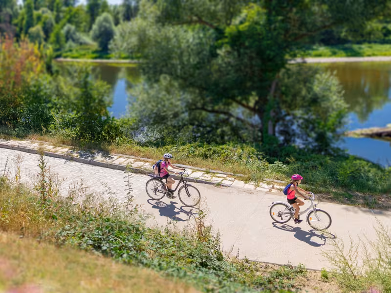 Cyclistes sur la voie verte Vichy-Billy