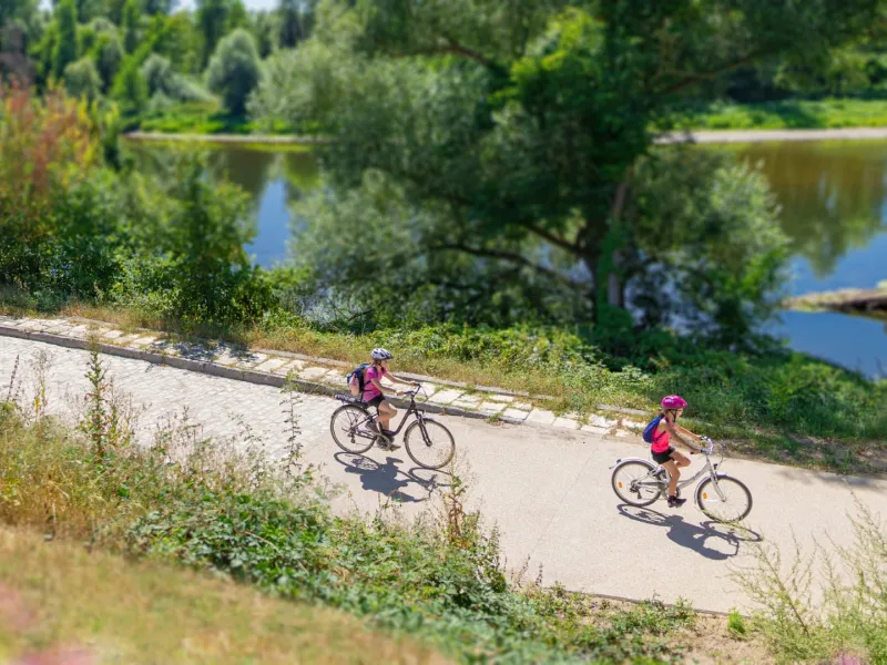Cyclistes sur la voie verte Vichy-Billy