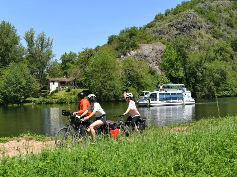 Cyclistes et bateau de plaisance sur le Lot
