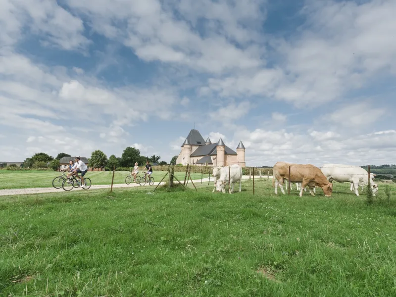 Devant l'église de Flavigny