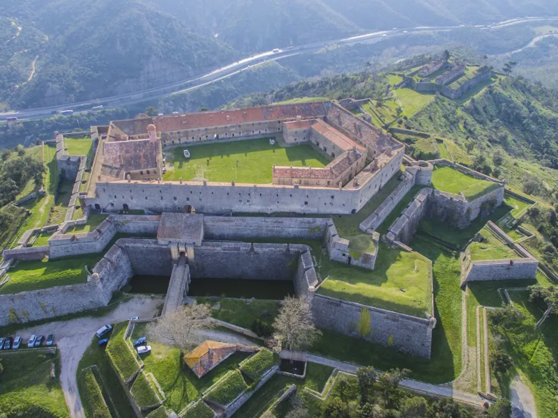 Le fort de Bellegarde, point de départ de la Méditerranée à vélo