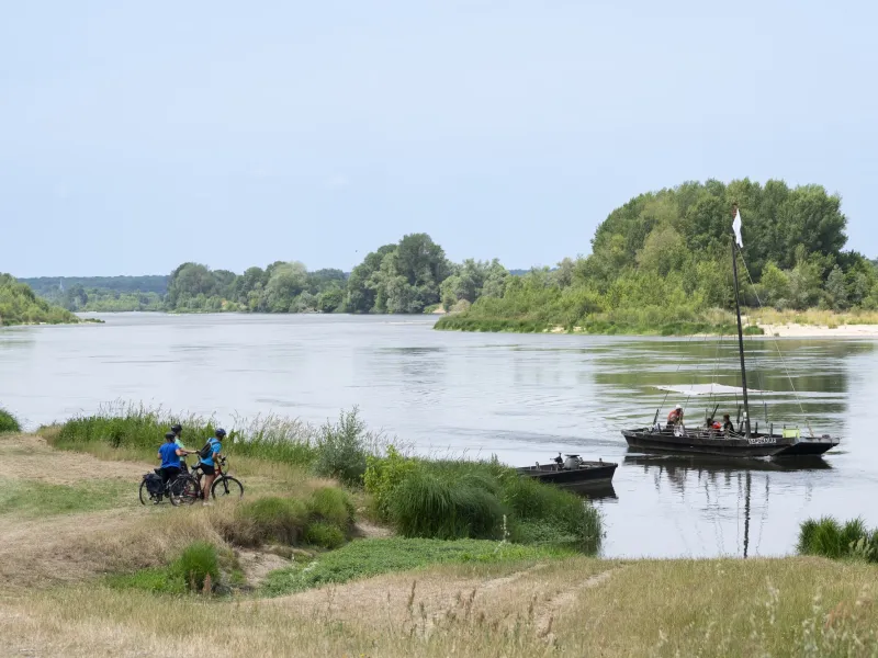 Cyclistes devant le départ du toue sur la Loire