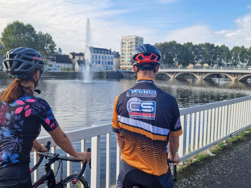 Couple à vélo sur la Vagabonde