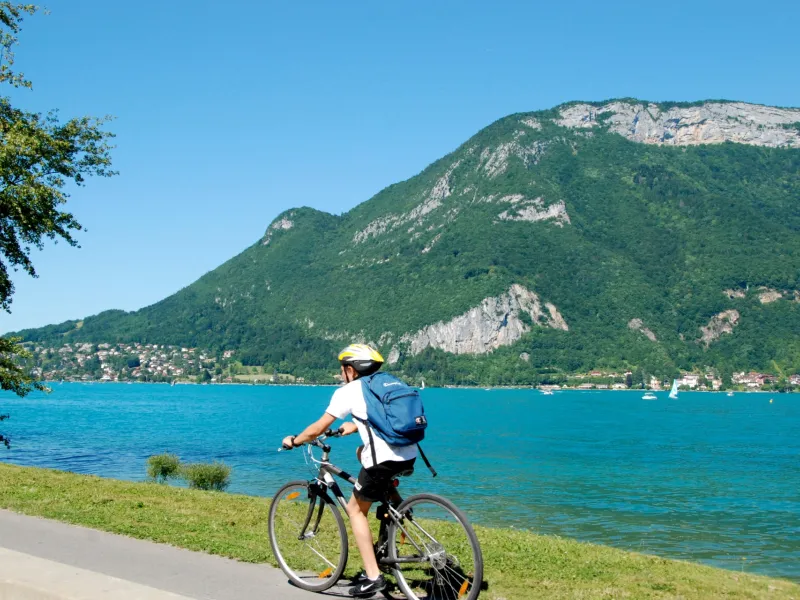 Cycliste sur les rives du lac d'Annecy