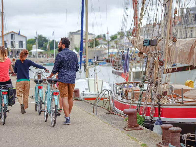 Cyclistes sur le port de Pornic