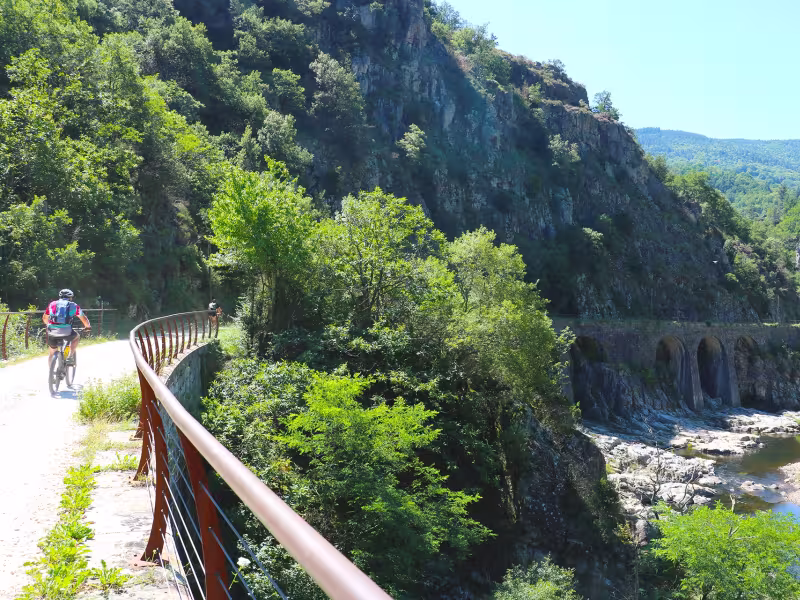 Sur la Dolce Via à vélo, voie verte sur une ancienne voie ferrée 