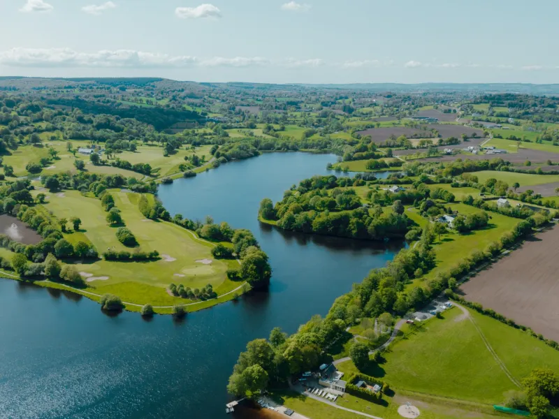 Vue aérienne du lac de la Dathée