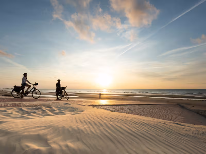 Coucher de soleil sur la plage à Leffrinckoucke