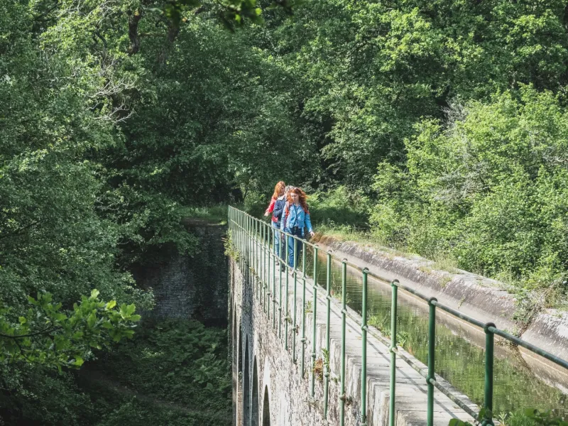 Cycliste sur les arcades de Nort-sur-Erdre
