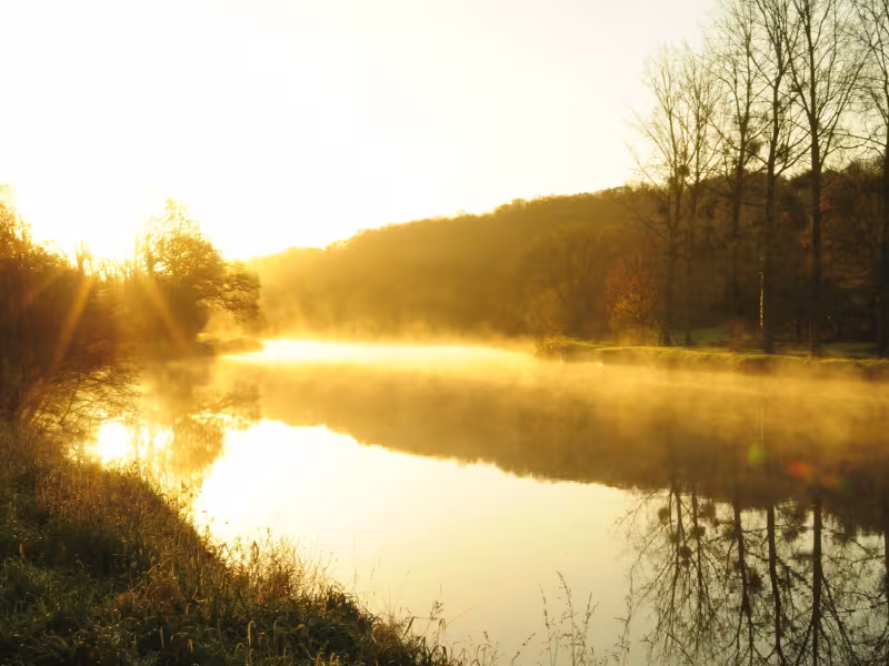 Lever de soleil sur le canal de Nantes à Brest