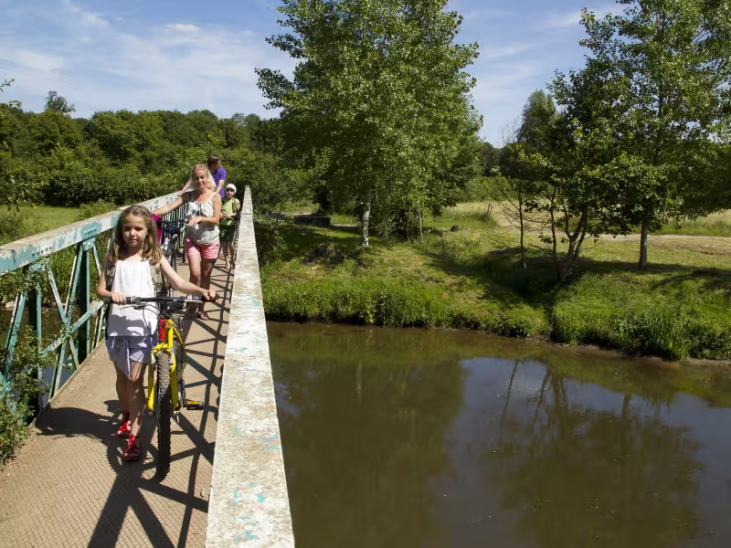 Cyclistes sur une passerelle