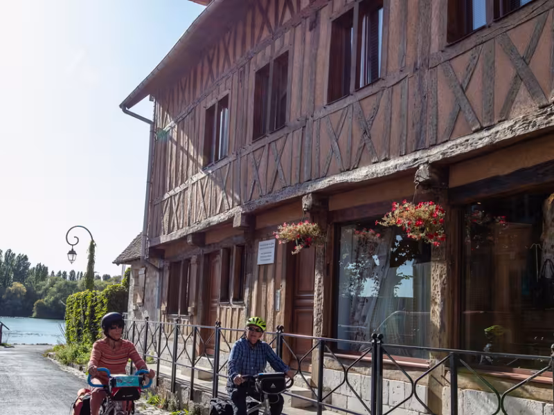 Balade à vélo dans les rues des Andelys et ses maisons à colombage