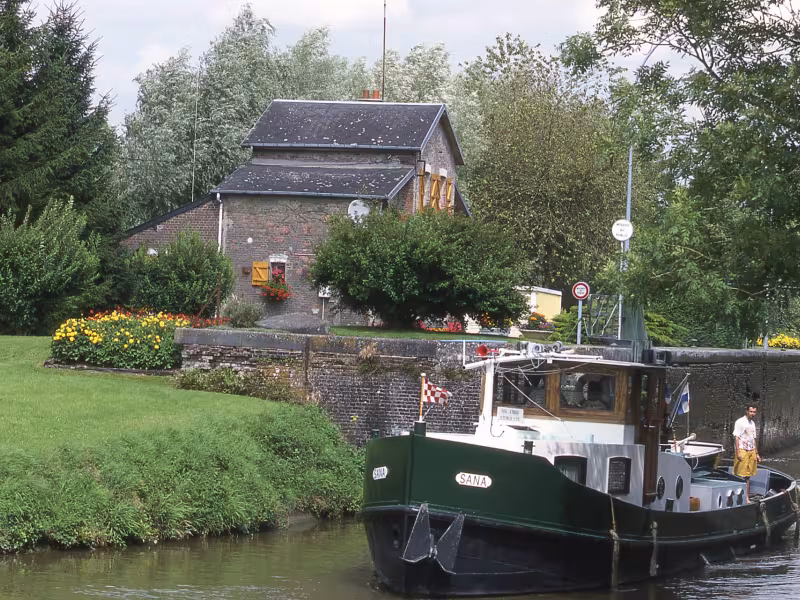 Maison éclusière sur le canal de la Sambre à l’Oise