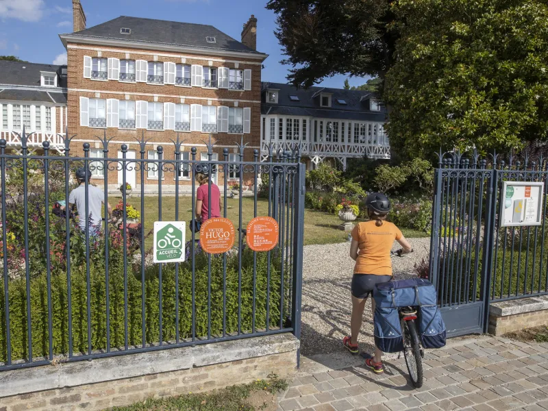 Maison Victor Hugo, site de visite Accueil Vélo