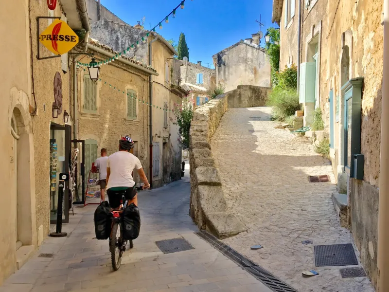Cycliste dans une ruelle de Ménerbes