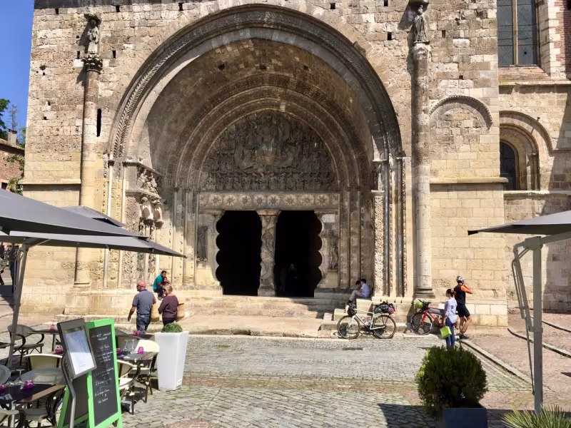 Sur le parvis de Moissac