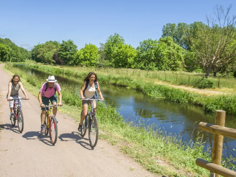Canal de Berry et cyclistes