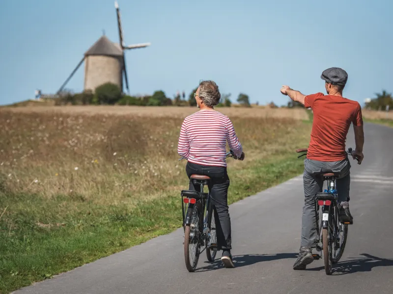 Moulin de Moidrey et cyclistes près de Pontorson