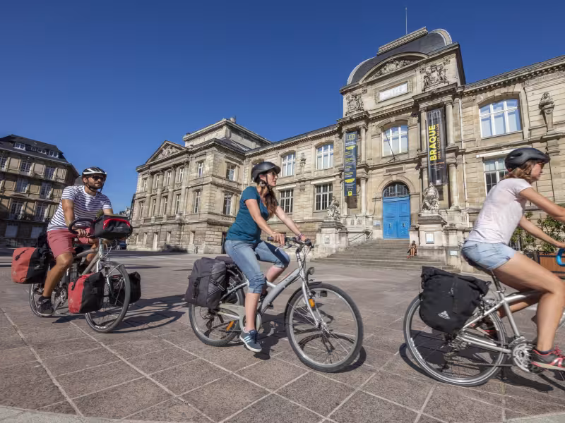 Cyclistes devant le musée des Beaux-Arts de Rouen