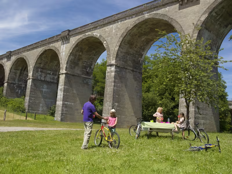 Pique-nique sous le viaduc ferroviaire d'Ohis