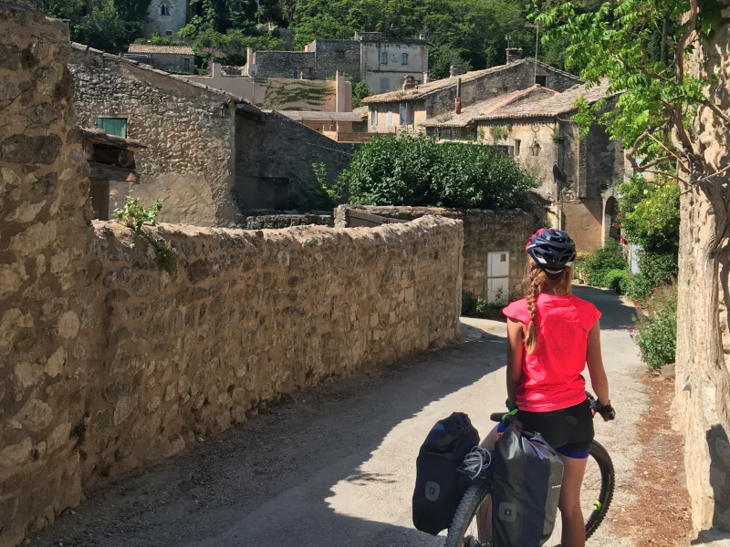 Randonneuse à vélo dans Oppède-le-Vieux