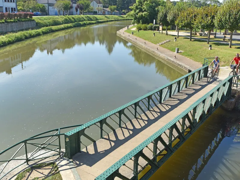 Passerelle d'Ouzouer sur Trezee