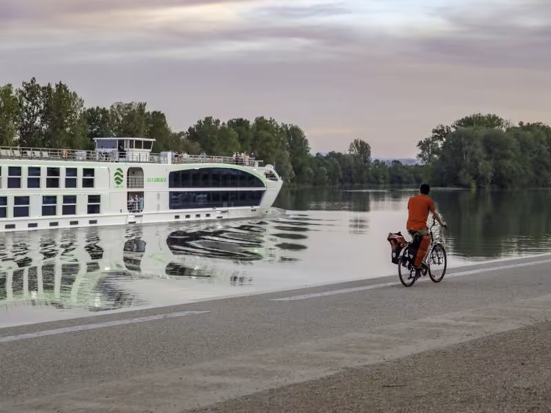 Paquebot fluvial au bord de la Véloroute de La Voie Bleue aux abords de Trévoux