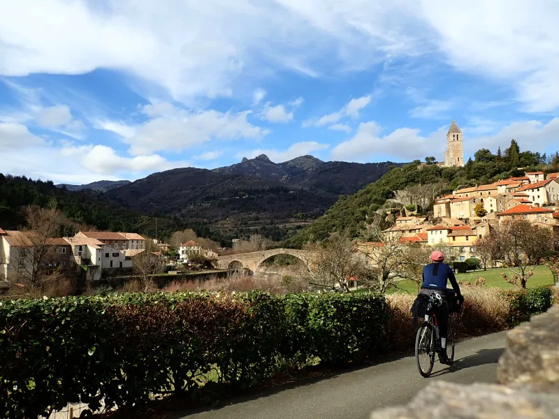 Arrivée à Olargues à vélo par la PassaPaïs
