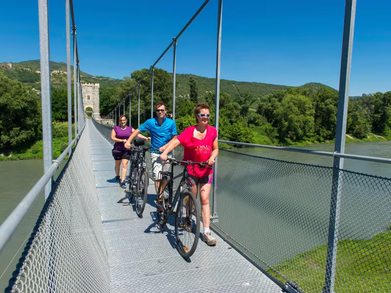 Traversée de la passerelle de Rochemaure à vélo