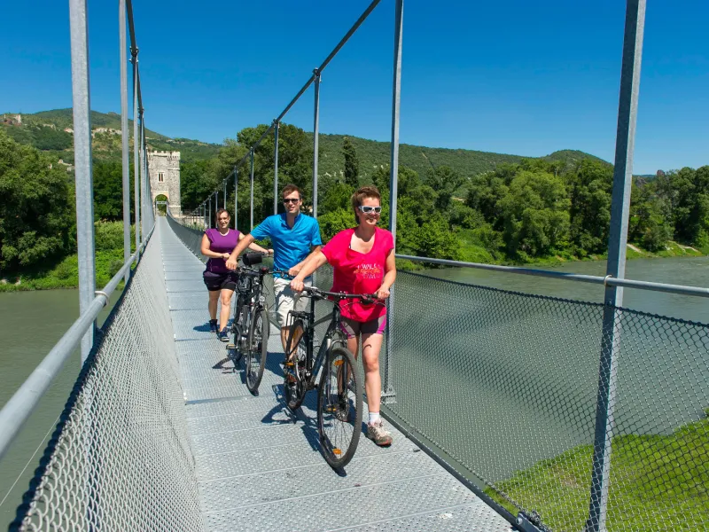 Traversée de la passerelle de Rochemaure à vélo