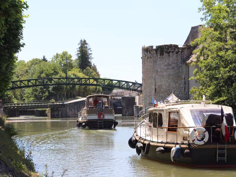 Bateaux sur le canal qui traverse Montargis