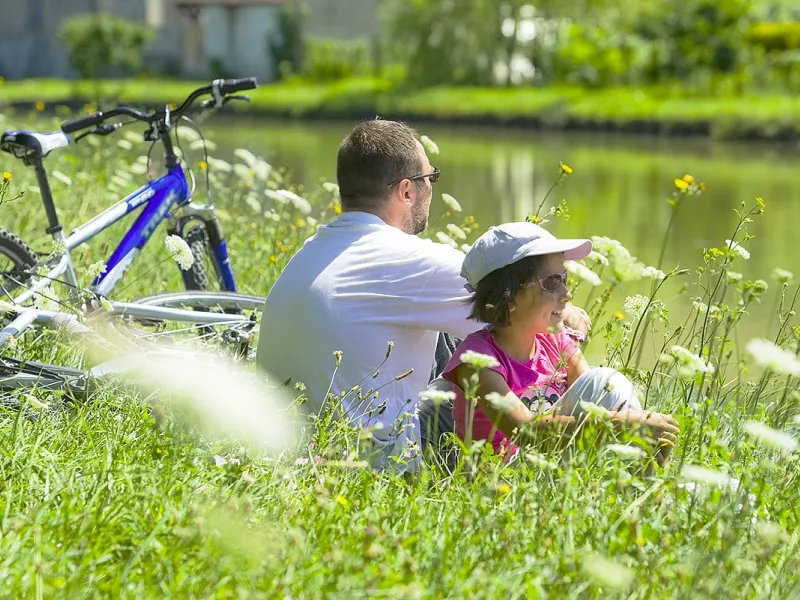 Pause en famille sur le Tour de Bourgogne à vélo