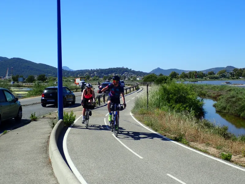 Bikepackers sur la piste cyclable du littoral varois
