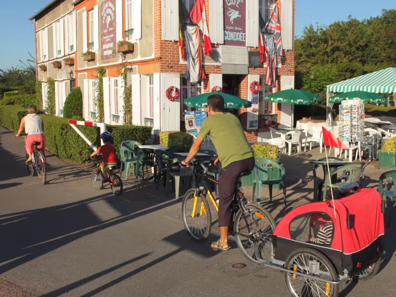 Pegasus Bridge à vélo avec une remorque