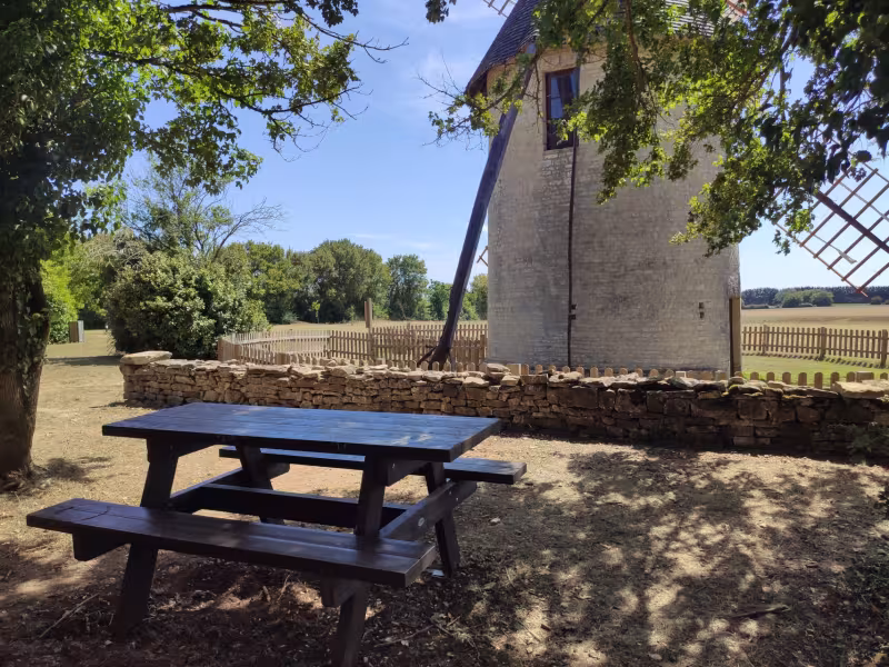Table de pique-nique à côté du moulin