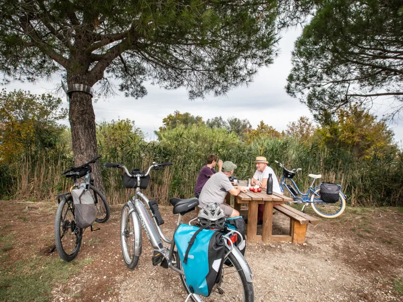 Pique-nique sur le Canal du Rhone à Sète à vélo
