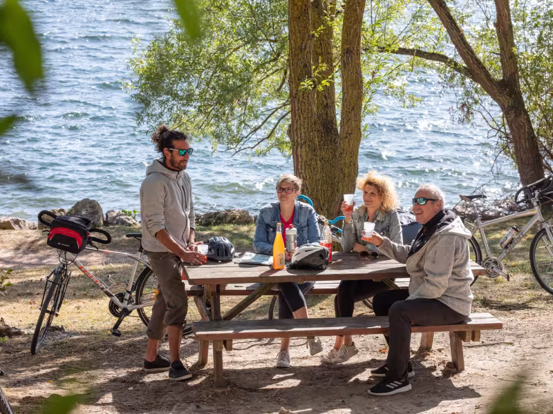 Pause pique-nique au bord de l'étang de Léry-Poses