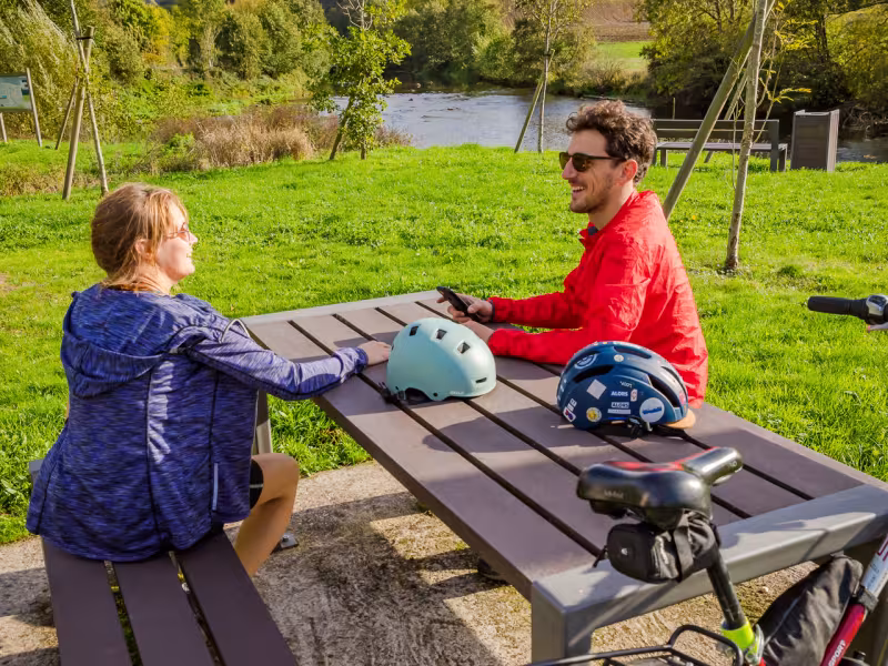 Pause pique-nique au bord de l'eau sur La Vélo Francette