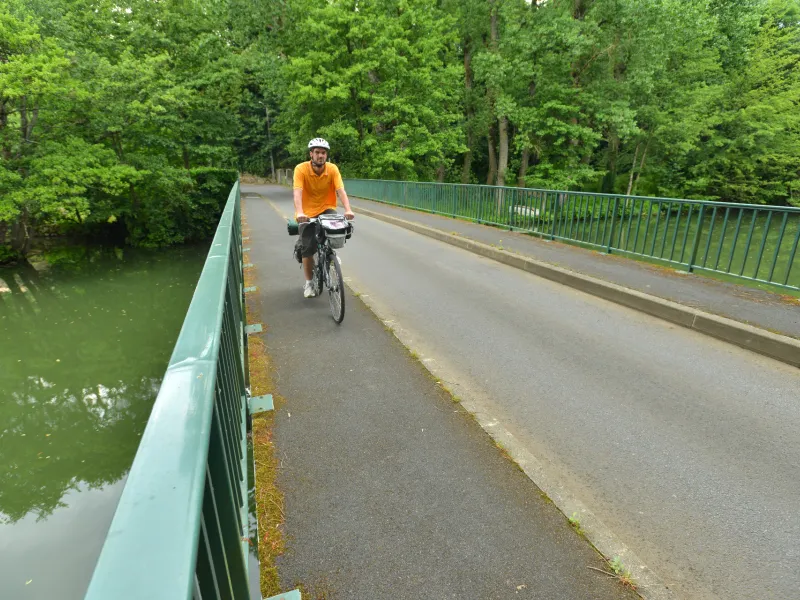 Pont près d'Echiré à vélo sur la Sèvre Niortaise