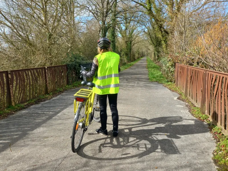 Cycliste sur la voie verte de Rougé