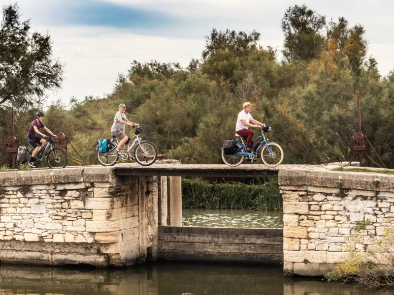 Pont ancien en pierres sur le Canal du Rhône à Sète