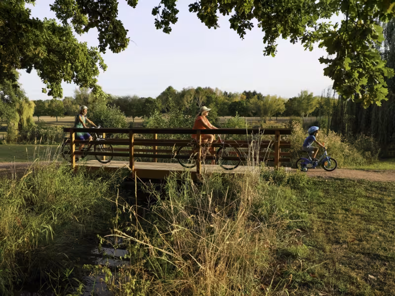Pont sur le plan d'eau à Bourbon-Lancy