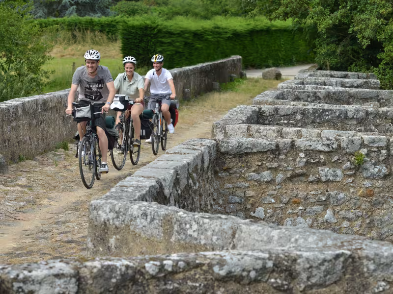 Vélo sur le Pont Roman à Gourgé